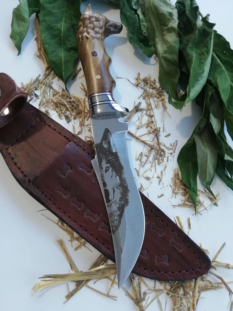 Нож ручной работы из кованой стали с гравировкой головы волка рукоятка ореха