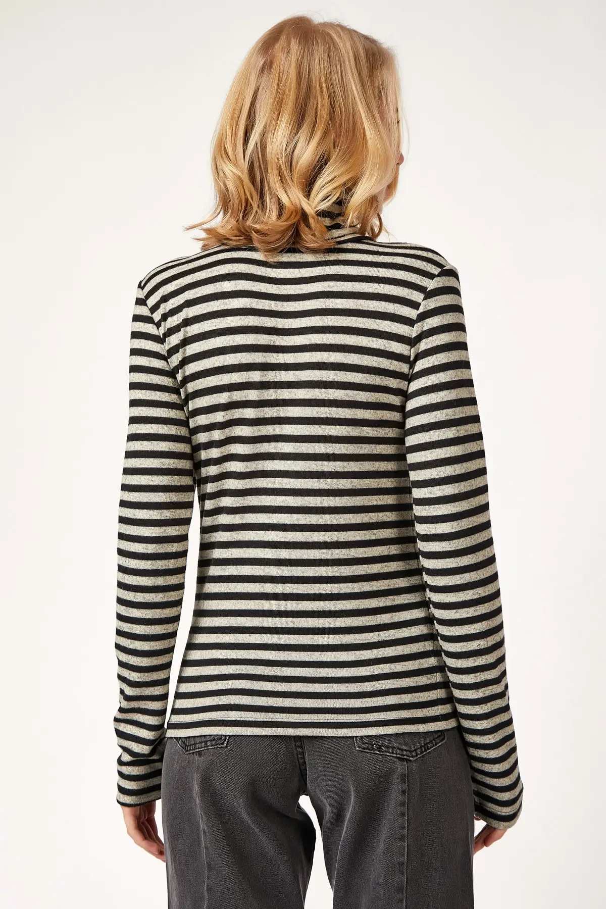 Счастье ist. Женская трикотажная блузка с воротником под горло в полоску MHT0150 |