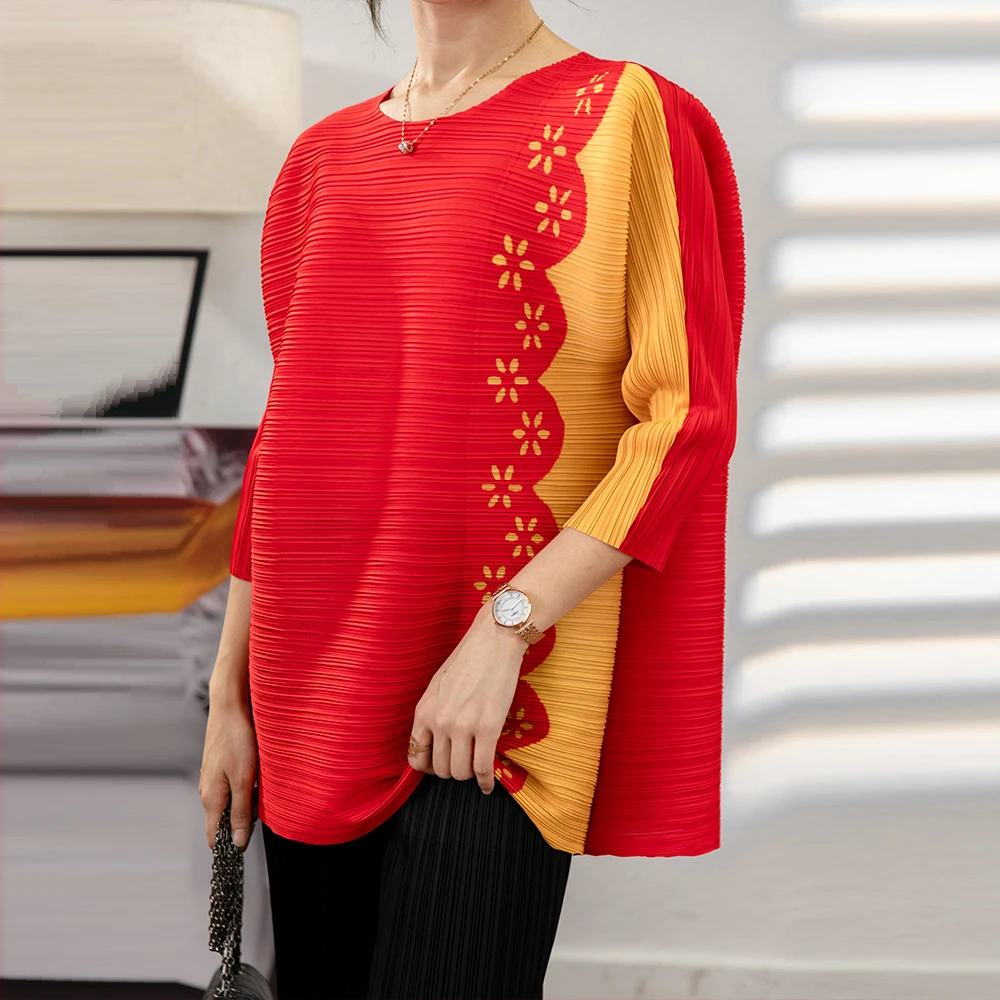 

NOBLE Color Contrast Design Flower Printed T-Shirts Large Round Neckline Long Sleeves Pleats Top