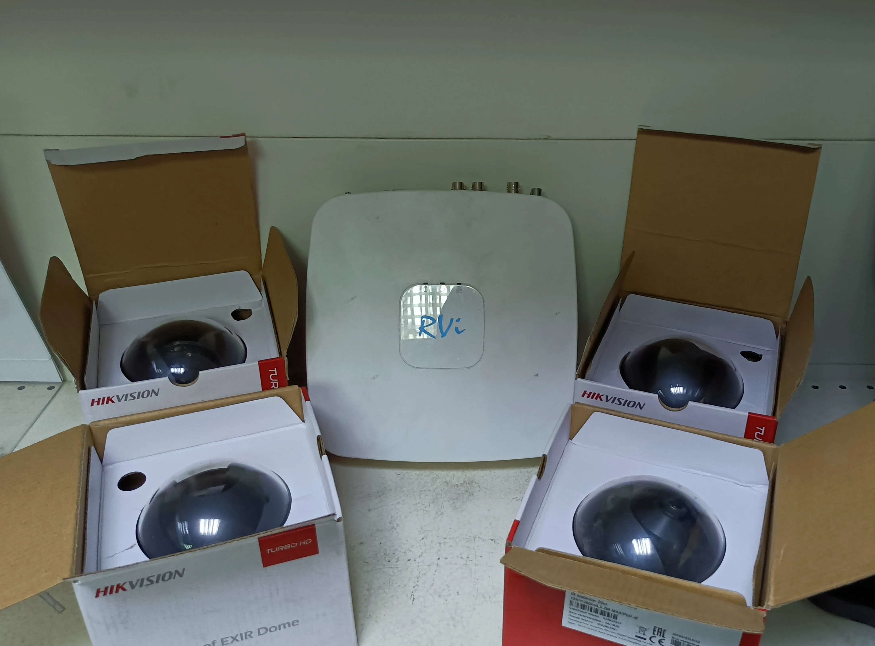 Видеорегистратор rvi-R04La hhd 1Tb бу 4 шт Камера видеонаблюдения Hikvision DS-2CE56T5-IR |