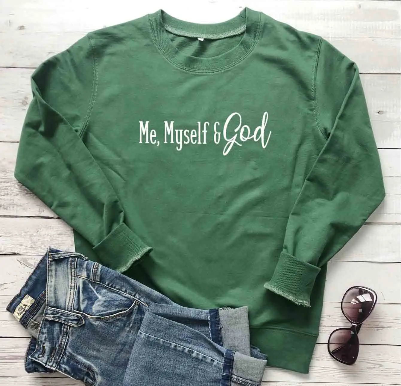 

Женская футболка с надписью «Me and God»