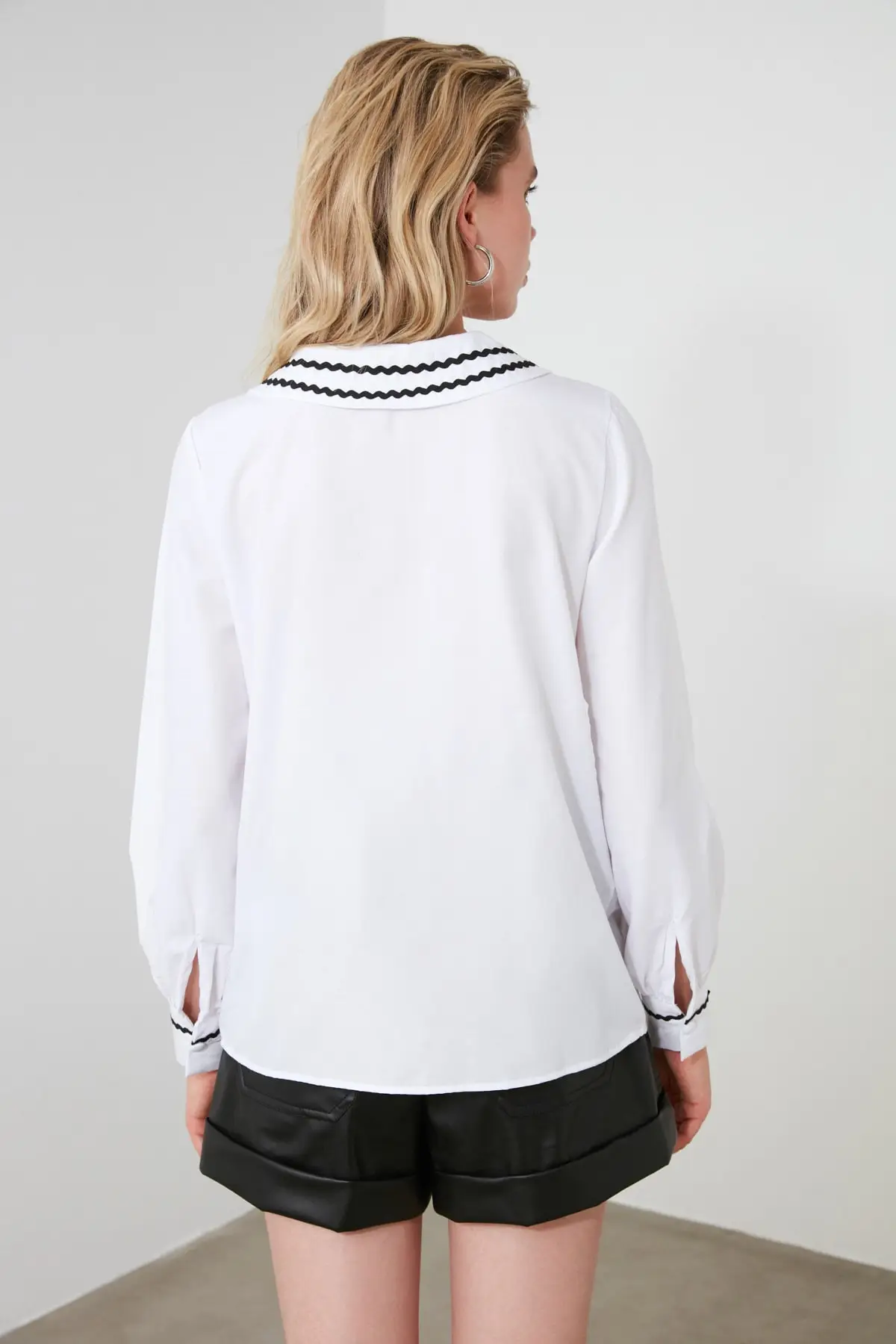 White Collar Detailed Bluz