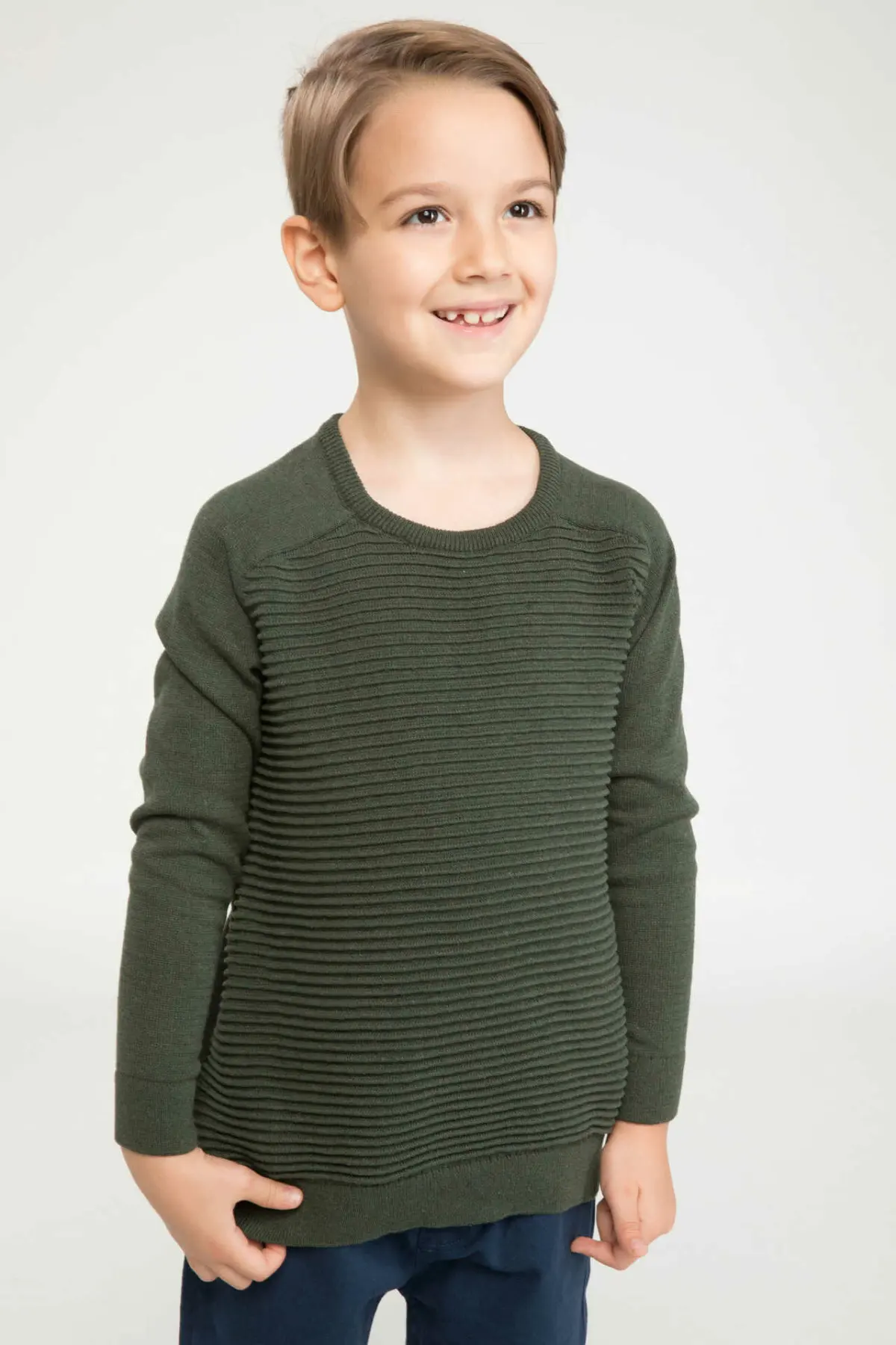 Фактический модный однотонный вязаный свитер с круглым вырезом для мальчиков