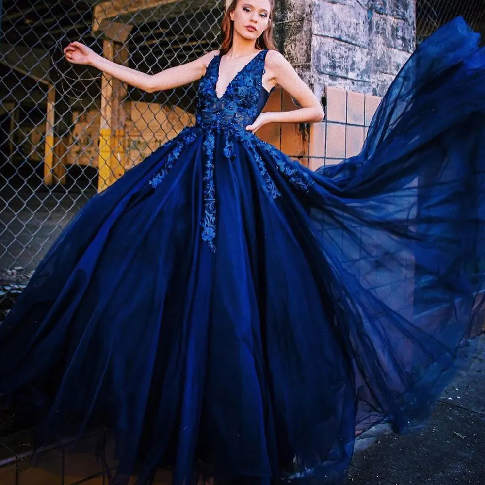 

New Arrival Blue A Line Prom Dress 2022 Long Evening Party Gown V Neck Sleeveless Lace Applique Formal Pageant Gala Holiday