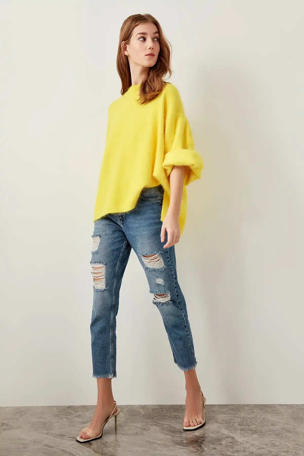 Trendyol рваные синие джинсы с высокой талией Mom TCLSS19MO0009