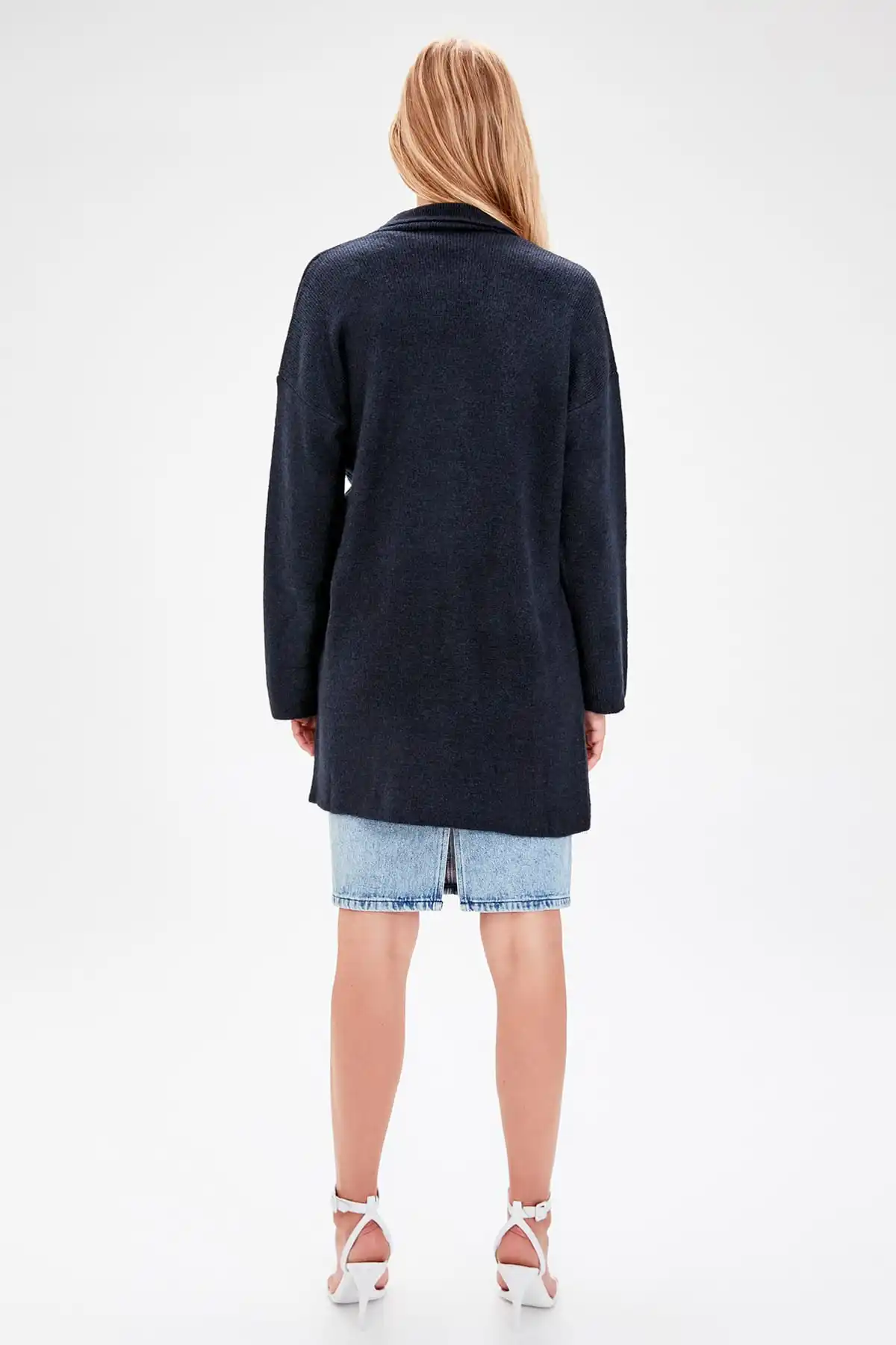 Женский трикотажный кардиган Trendyol на кнопках темно синего цвета TWOAW20NV0028| |