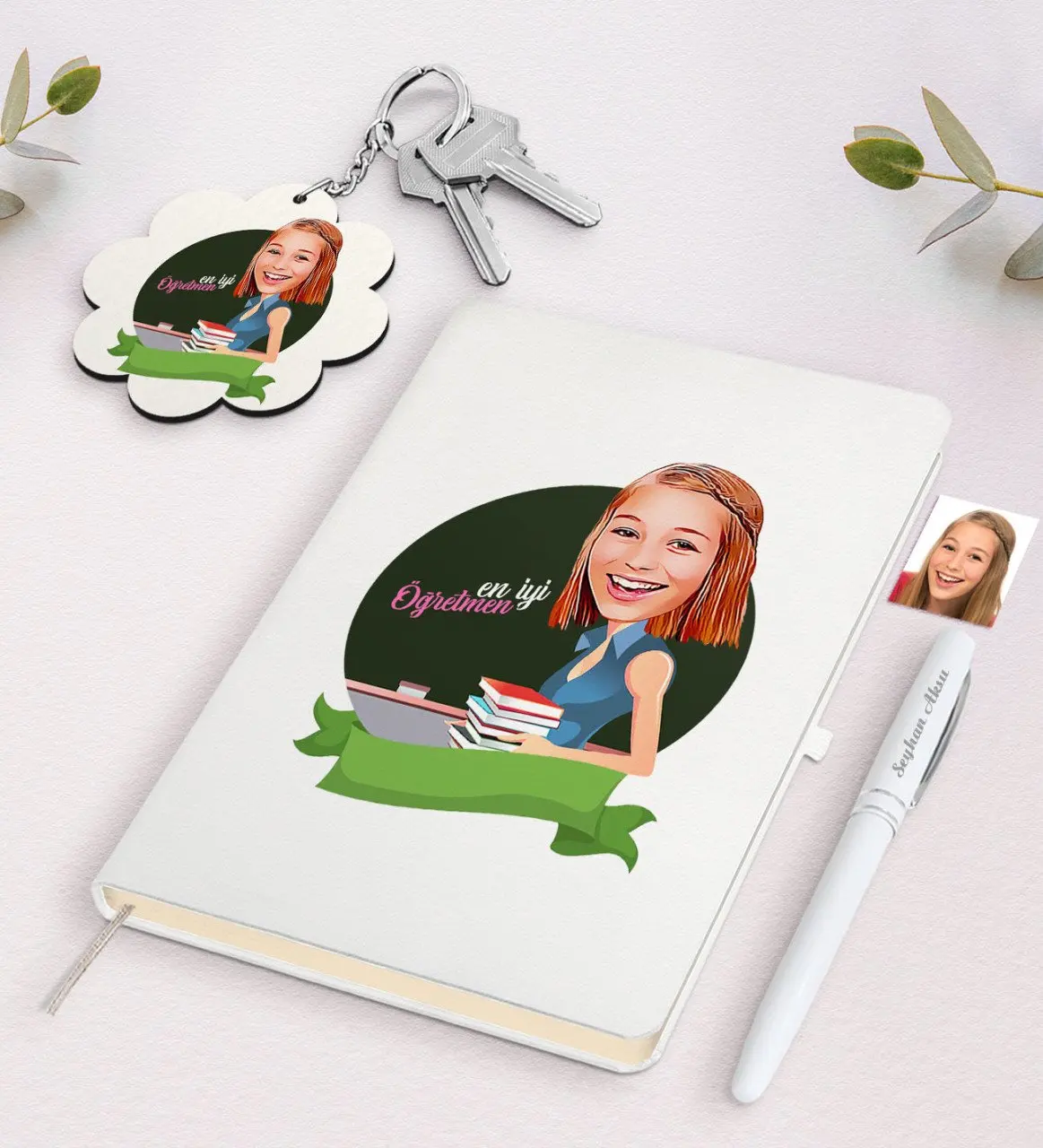 

Personalized Women 'S Best Teacher Caricature Of White Notebook Pen And Keychain Gift Seti-1