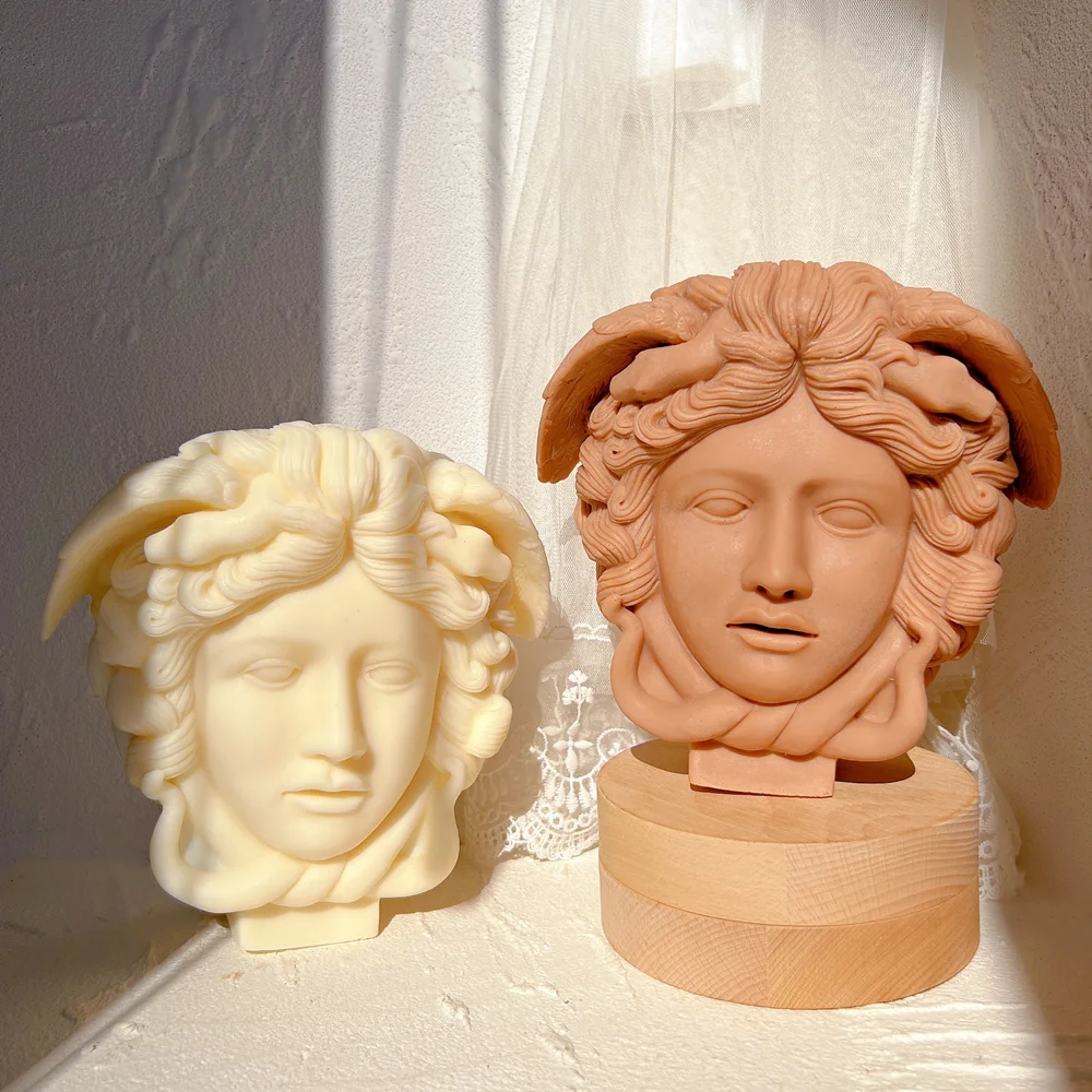 Форма Medusa в виде свечи греческая скульптура тело лицо змея волосы фигурка