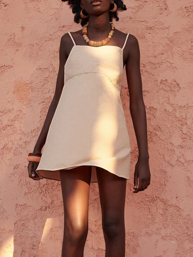 

Женское летнее платье с разрезом на спине