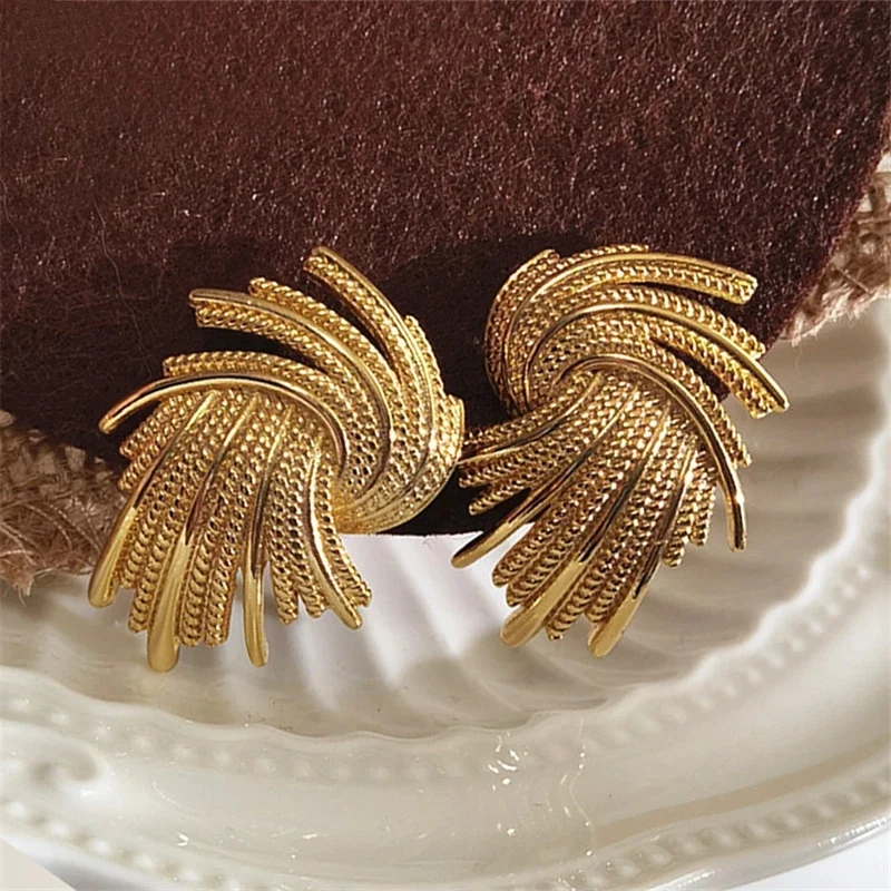 Новинка серьги-гвоздики с золотистой металлической текстурой женские модные