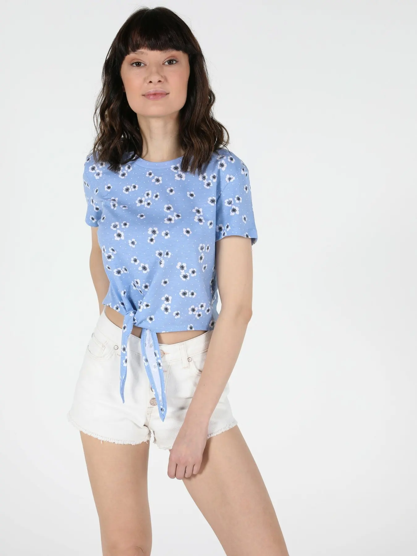 

Женская классическая синяя рубашка с короткими рукавами