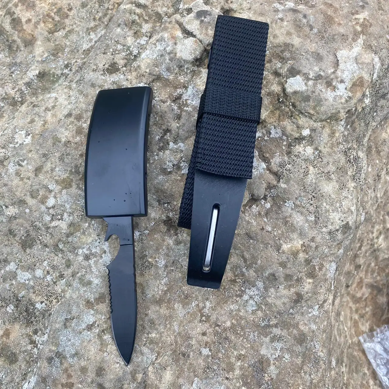 Belt with a knife-buckle for hidden wearing knife |