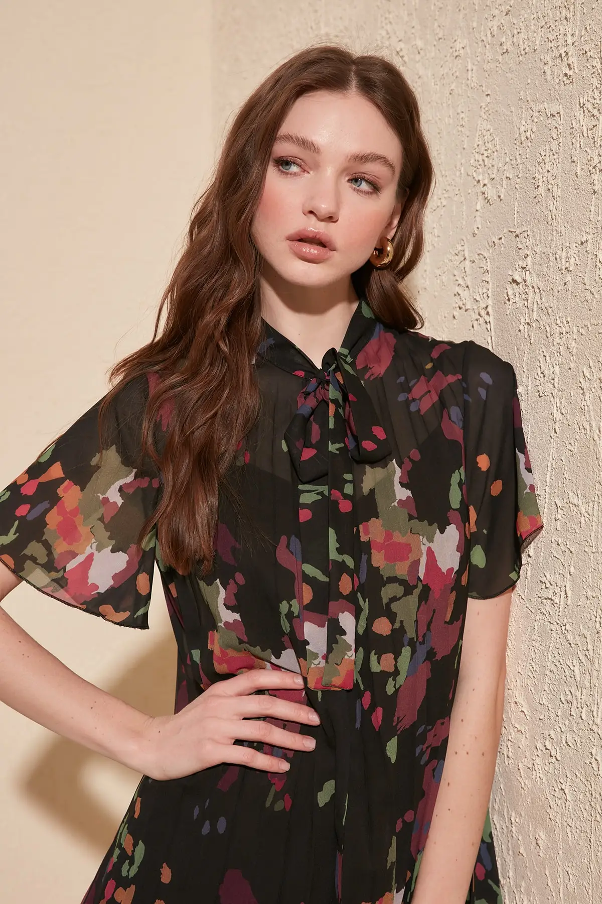 Черное плиссированное платье с воротником шарфом Trendyol TWOSS19EH0186|Женские платья| |