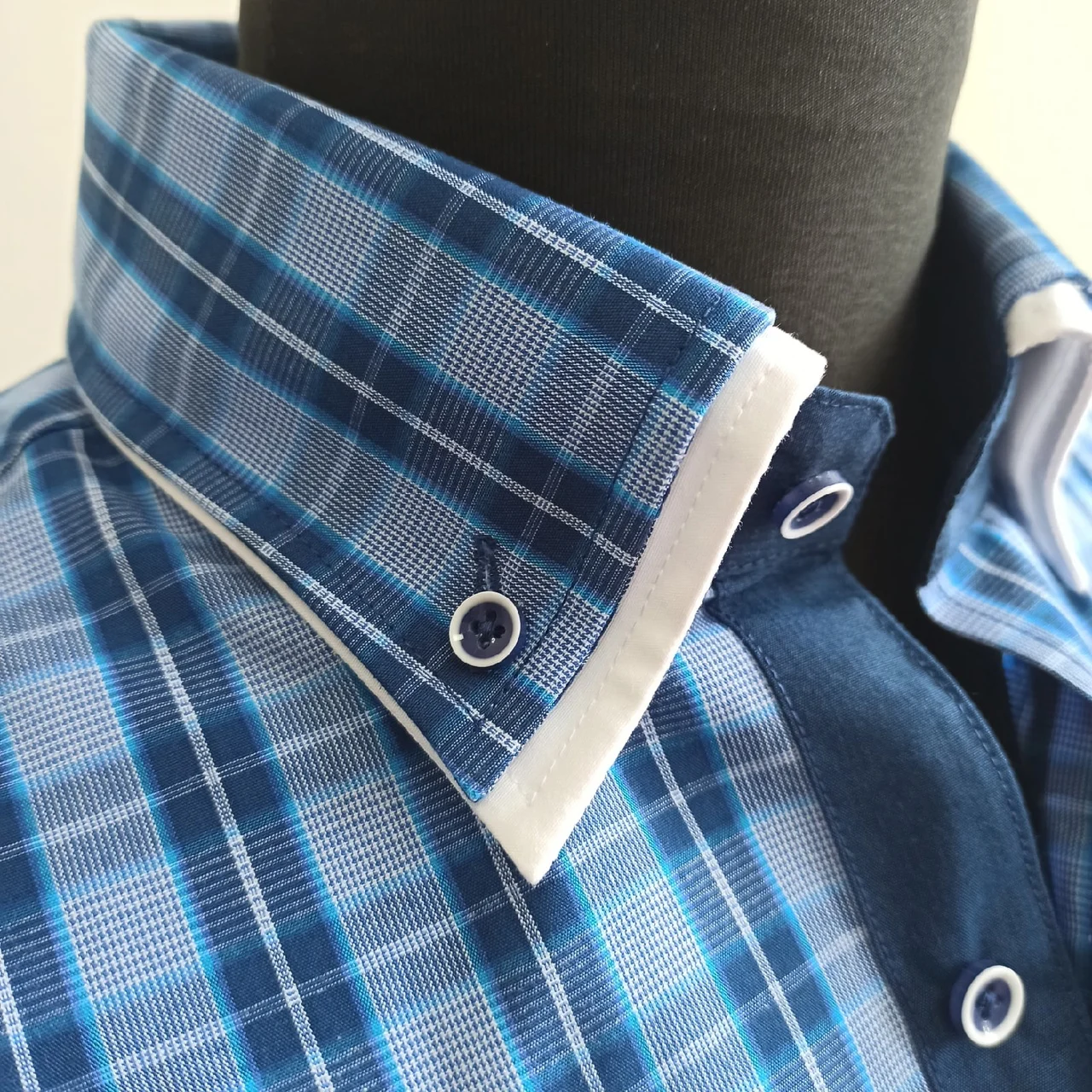 Мужская летняя рубашка с коротким рукавом в клетку. Men's summer shirt with short sleeves in a cage. |