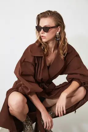 Коричневый удлиненный плащ на талии и с поясом | Женская одежда