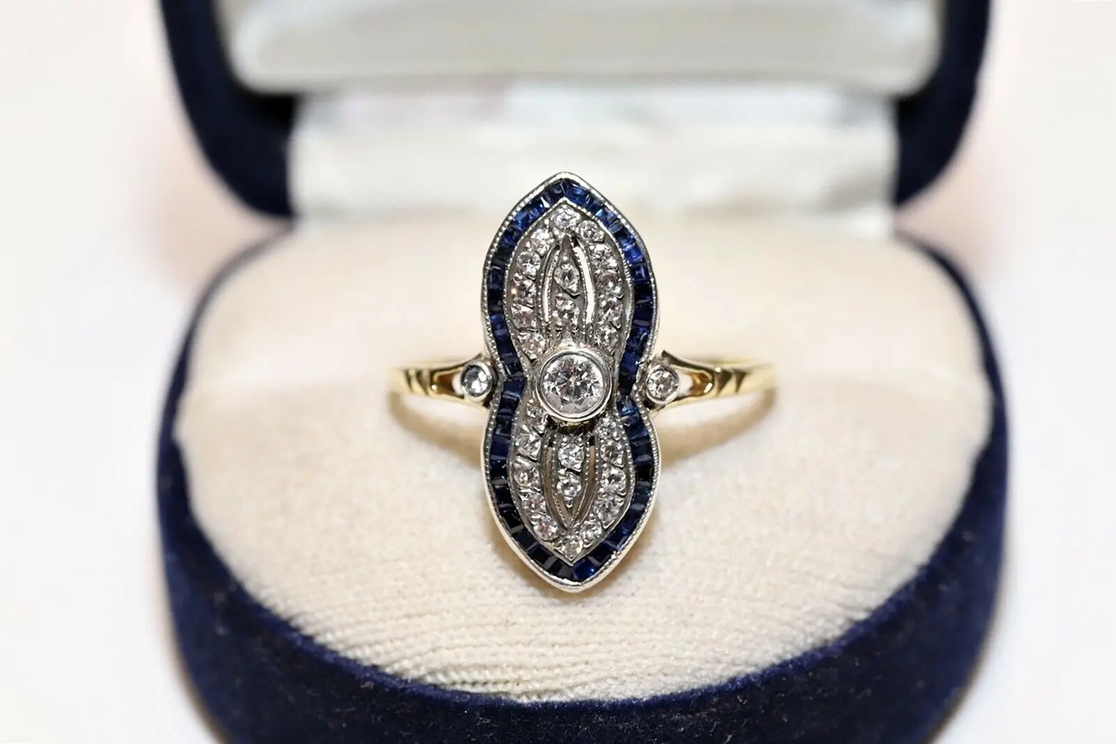 

Античная арт-деко 18K золота с натуральным бриллиантом и сапфиром Украшенные Наветт кольцо