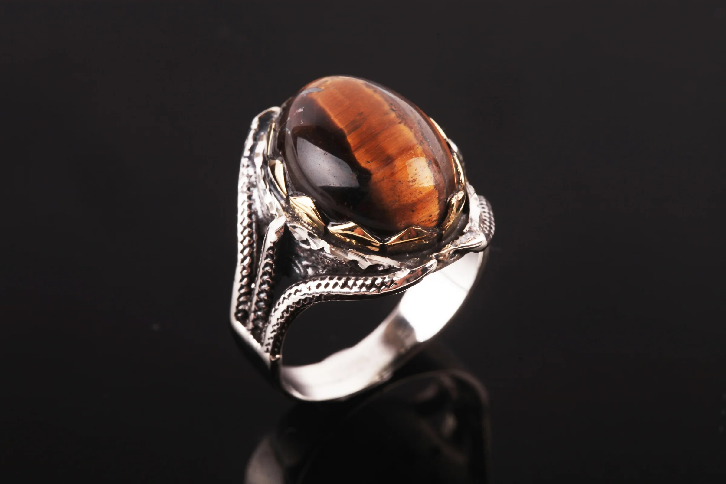 

Кольцо мужское из серебра с драгоценным камнем «тигровый глаз»