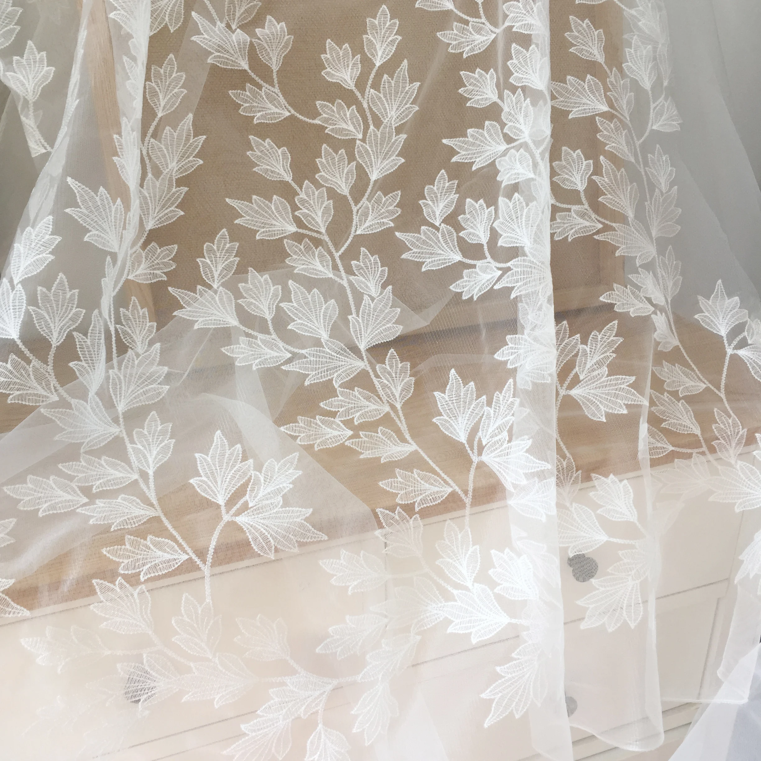 Off White Alencon Leaf kwiecista tkanina koronkowa na suknię ślubną Couture sukienka tiulowa haftowana koronkowa tkanina na podwórku 135cm szerokości