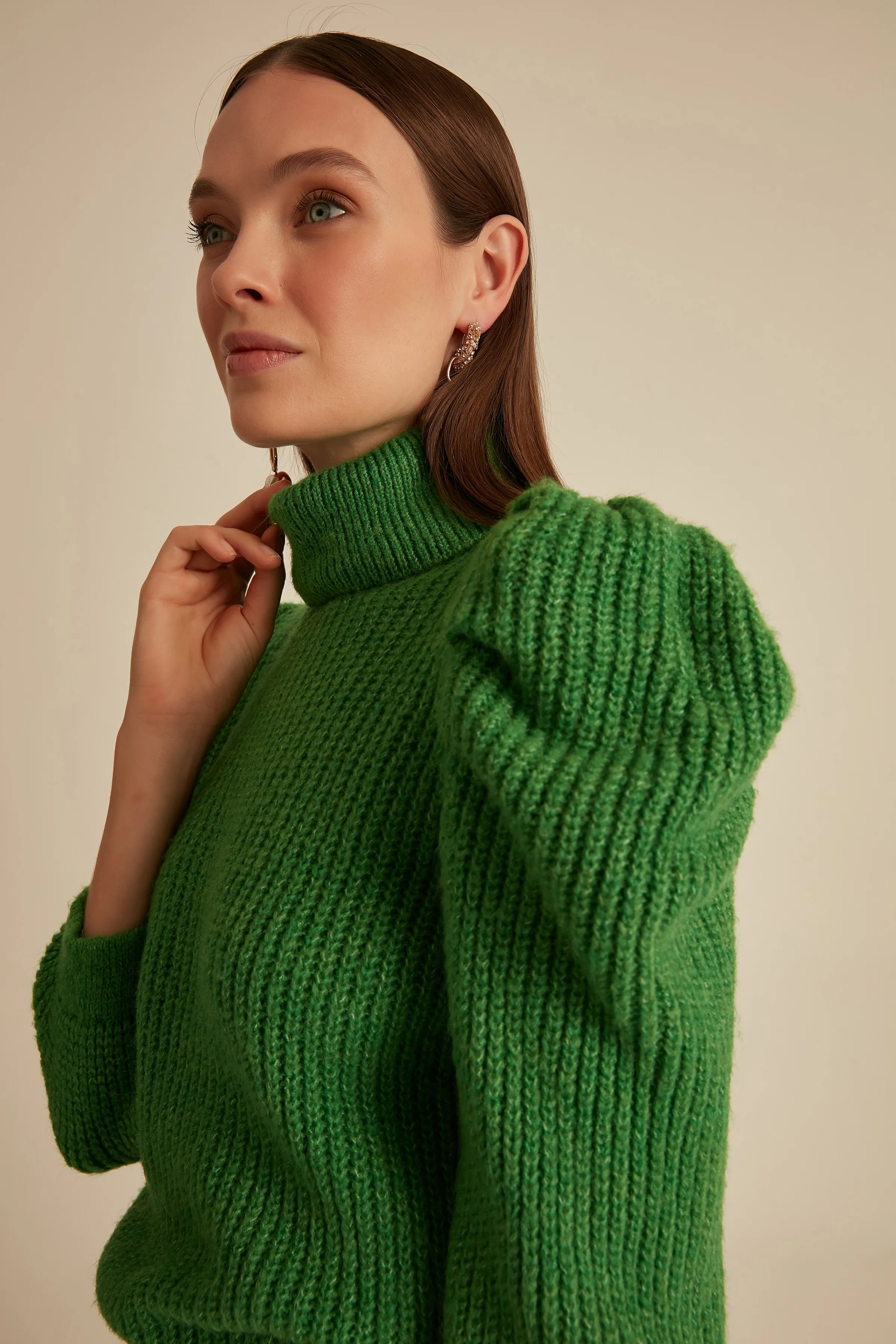 Свитер Joinus вязаный с пышными рукавами джемпер воротником-стойкой зеленый свитер