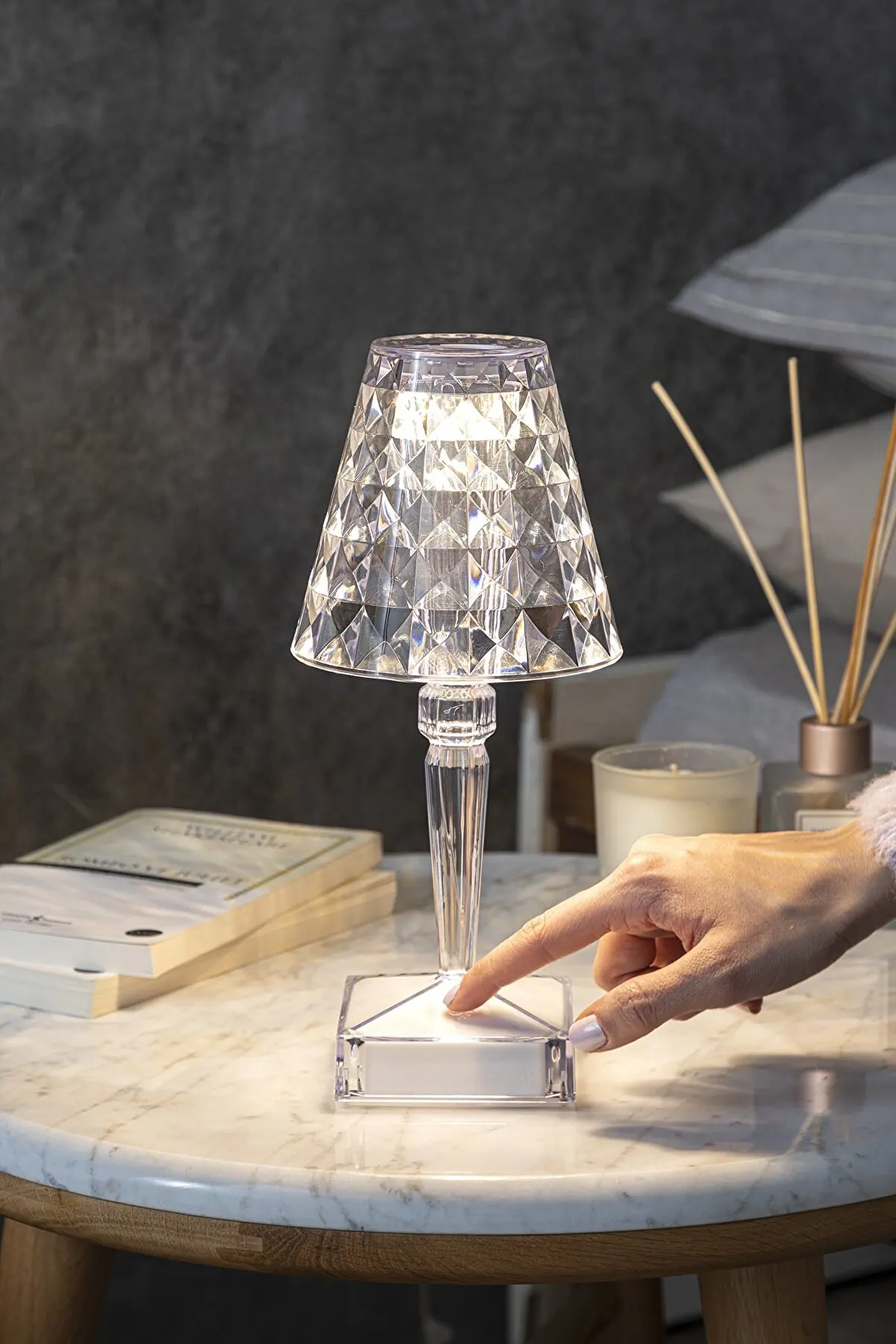 

Classic European Retro Minimalist Crystal Table Lamp Indoor Decorative Light Fixture, Perfect for Office, Bedroom, Study Table o