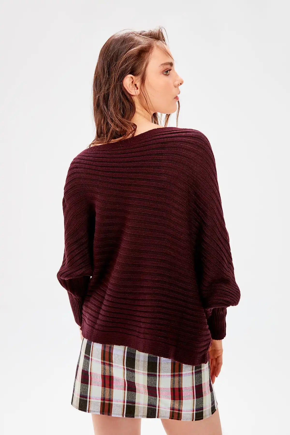 Женский трикотажный свитер Trendyol коричневый на одно плечо |