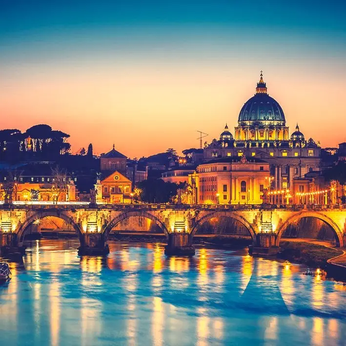 Занавес Св. Петра собора и тибера реки в римском Италия закат вечерний вид