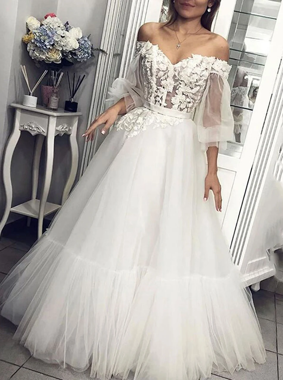 

Elegant Tulle A-Line Wedding Dresses V-Neck Ruffles Short Sleeve Court Train Bride Gowns Appliques Pleats Beading Illusion