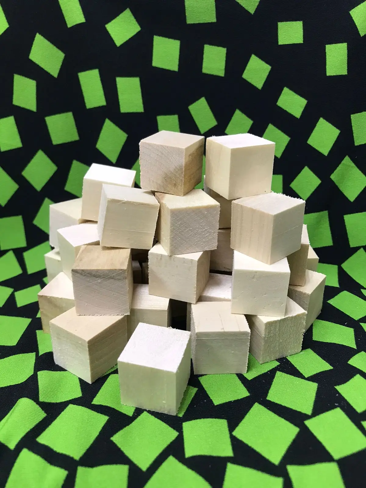 Кубики деревянные 2.0 см (в упаковке 50 шт) необработанные. для деревянных поделок