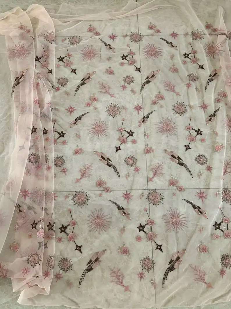 Розовая сетчатая кружевная ткань с вышивкой звезд тема космического полета