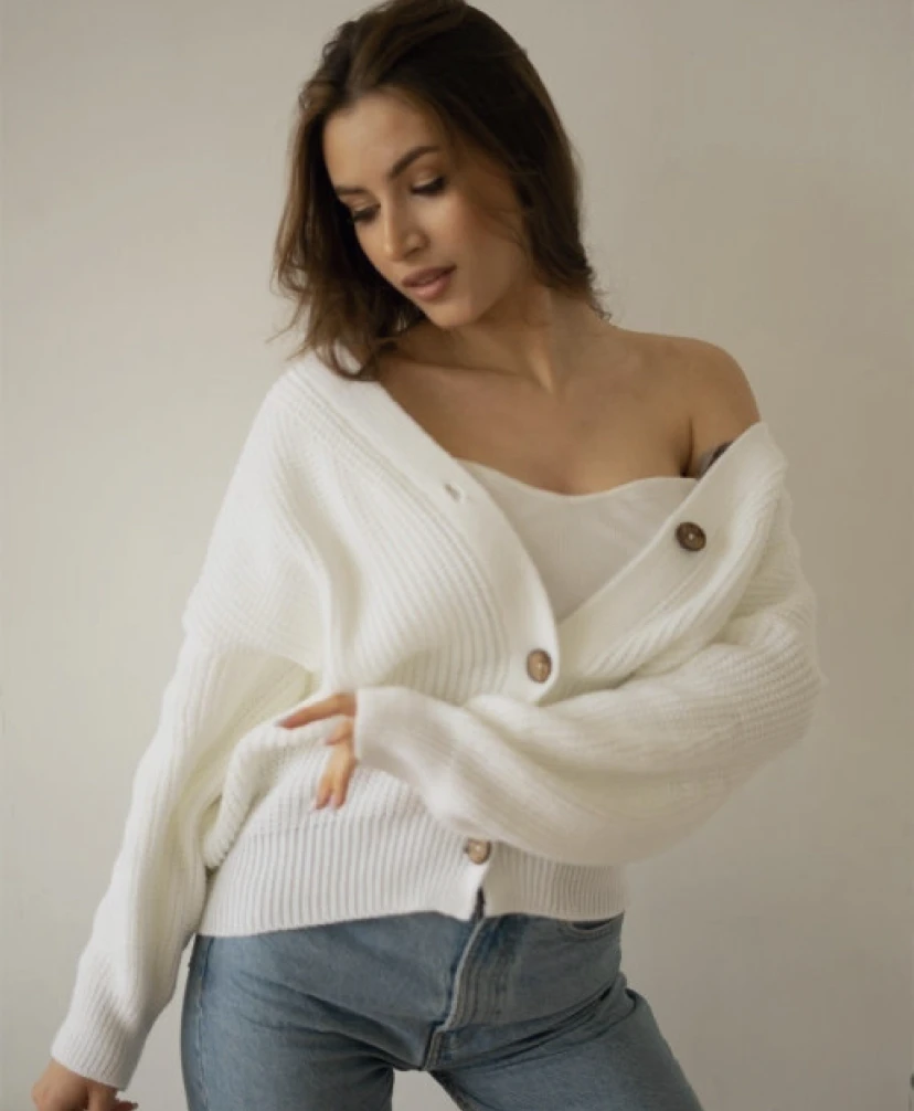 Женский вязаный кардиган на пуговицах короткий однотонный теплая кофта