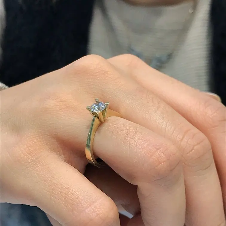 Классическое Золотое обручальное кольцо с четырьмя бриллиантами для