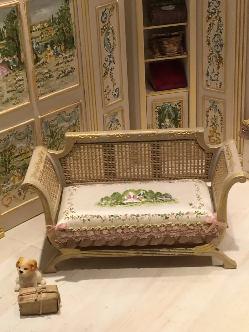 Двойной классический диван с ручной росписью и обивкой из шелка. Масштаб: 1 12 |