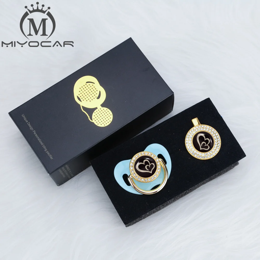 Милое золотистое и серебристое красивое соска миокар с двумя сердцами зажимом