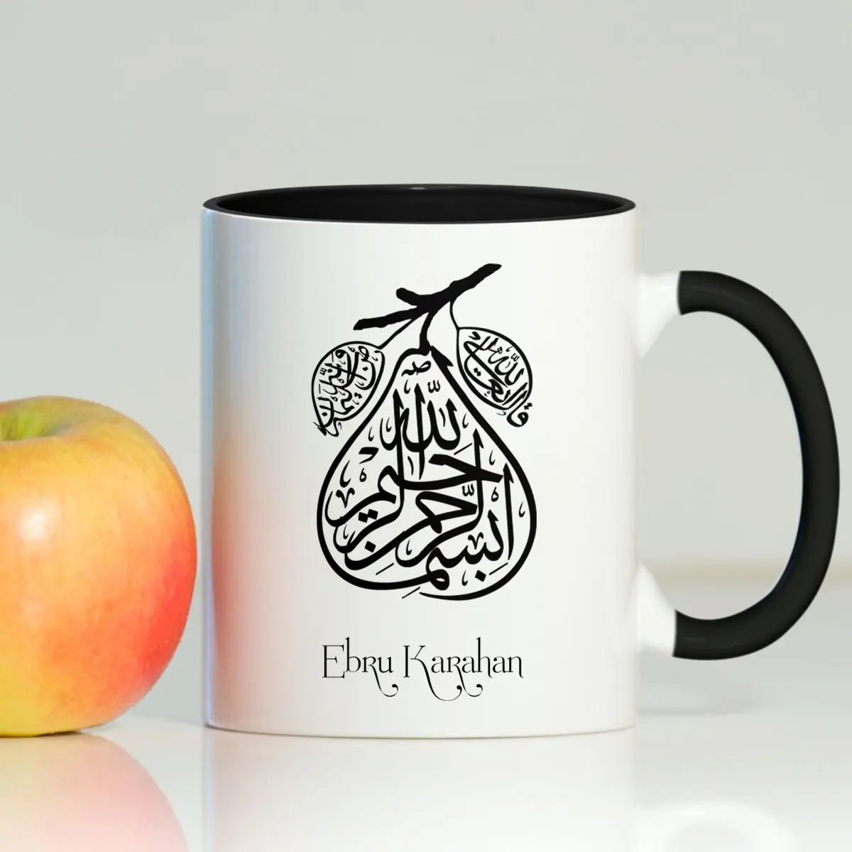 

Персонализированная черная кружка с надписью Basmala-007