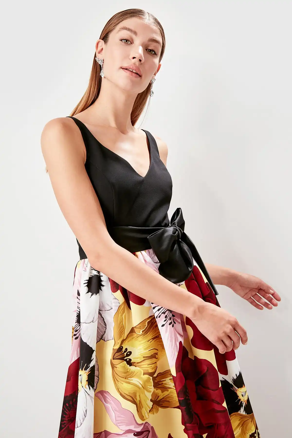 Trendyol УКРАШЕННОЕ ВЕЧЕРНЕЕ ПЛАТЬЕ TPRSS19AE0081