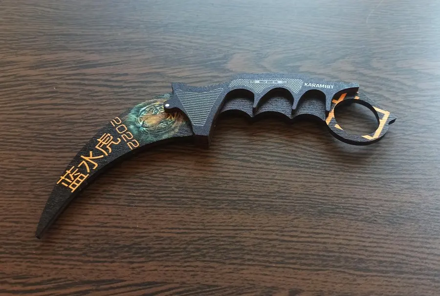 Нож Karambit камуфляж CS:GO из дерева 1:1 цветной символ года 2022 Голубой Тигр подарок на