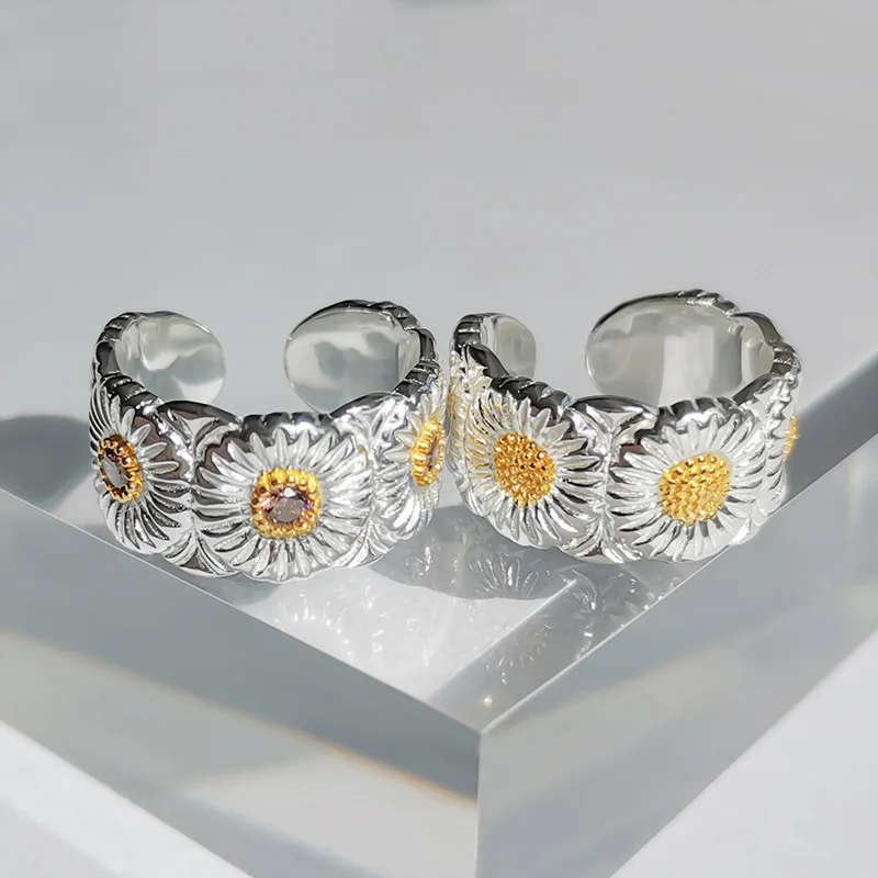 G-Dragon Same Item Small Chrysanthemum Daisy Ring Opening Adjustable Ring Men And Women Lovers  Hip Hop Jewelry Petal Crystal
