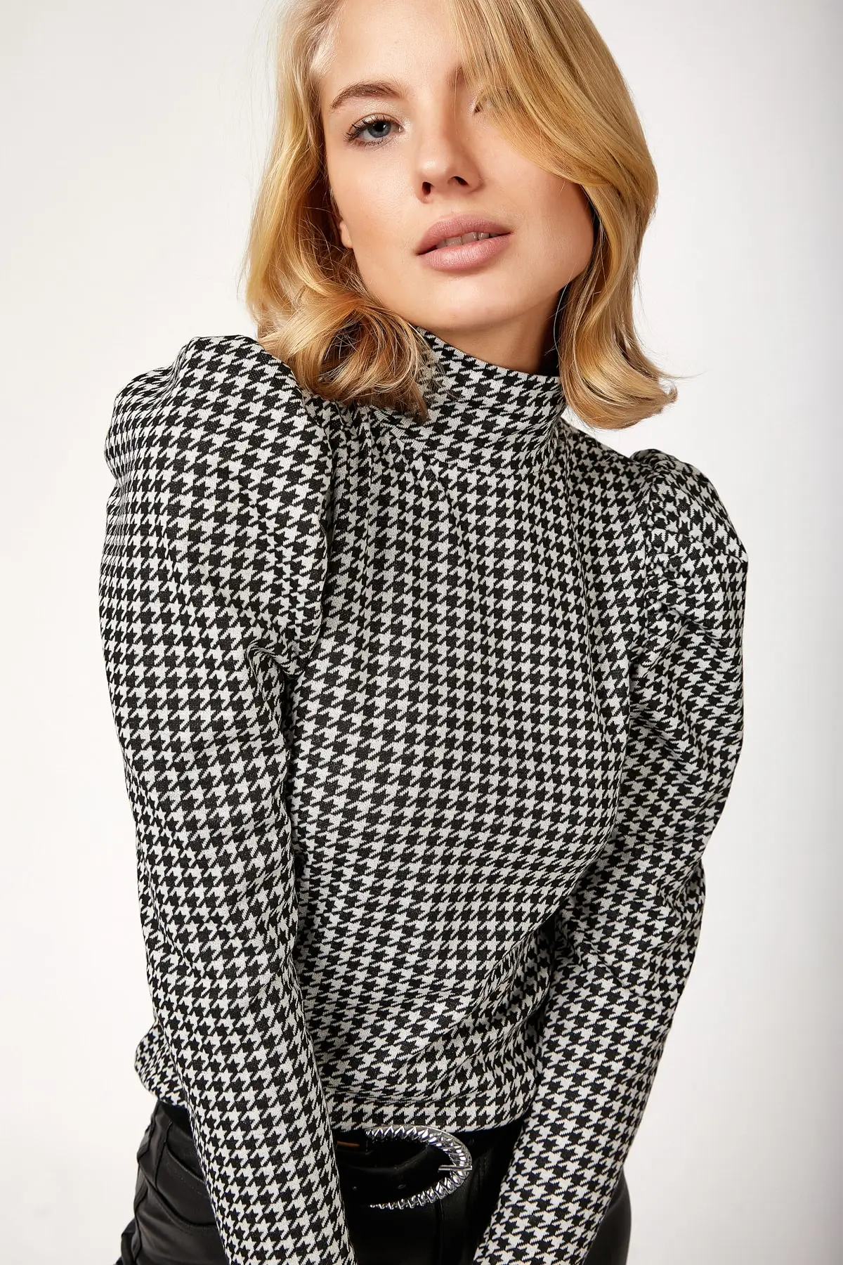 Счастье ist. Женская черно белая блузка из лайкры с рисунком в стиле принцессы