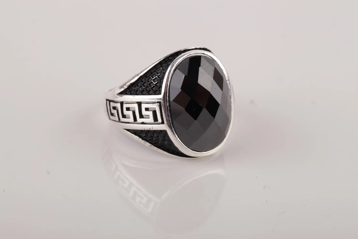 

Мужское кольцо из серебра с ониксом