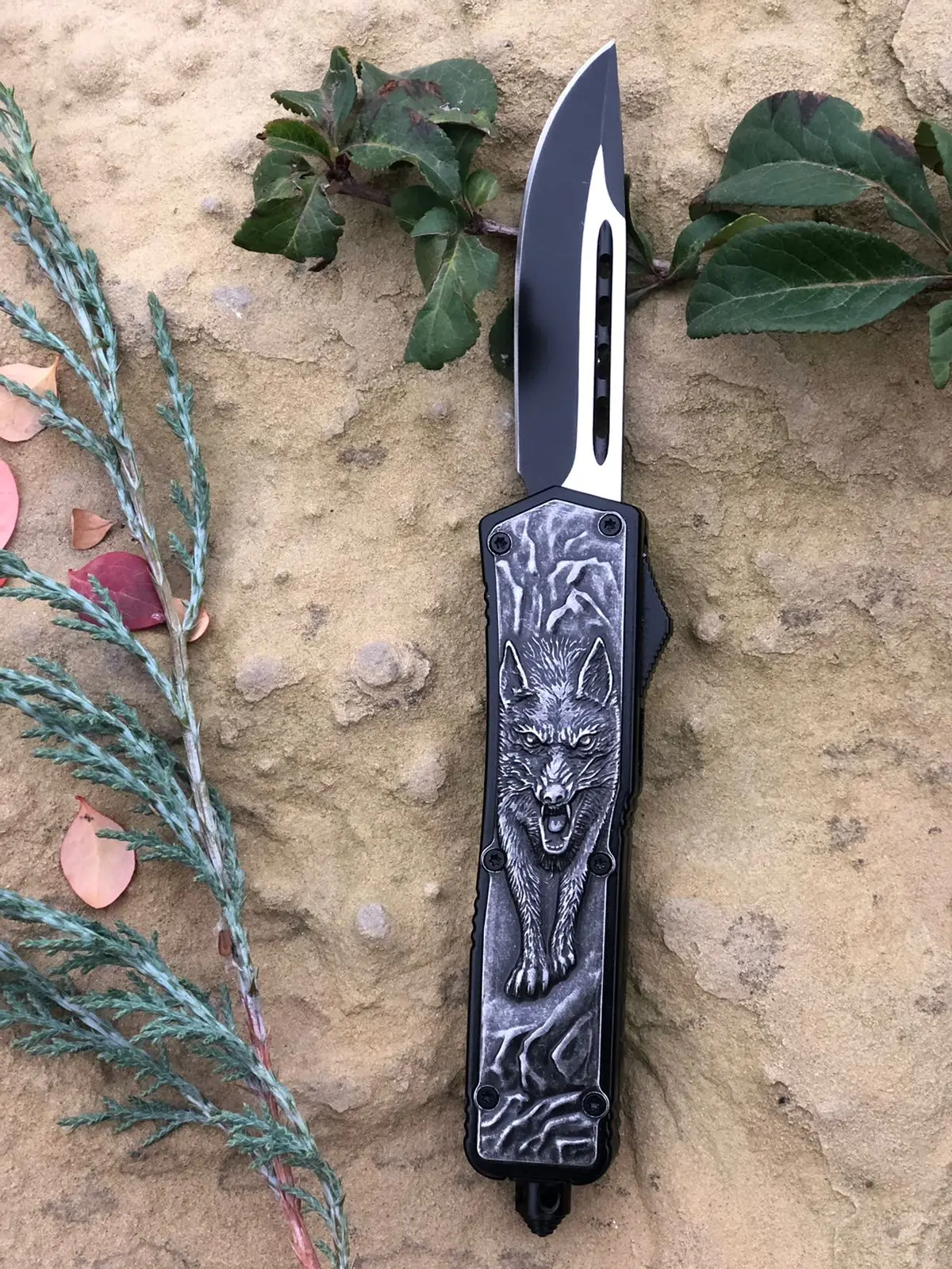 Фронтально выкидной нож microtech Волк