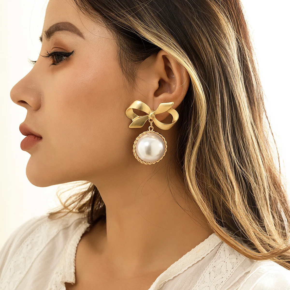 

Vintage Big Bowknot Pearl Drop Earring For Women Gold Color Circle Bee Crystal Tassel Earrings Femme Party Wedding Jewelry