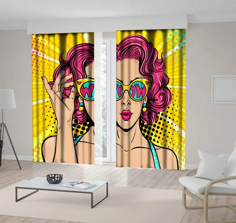 Занавес удивленная женщина с кудрявыми волосами и открытым ртом держит