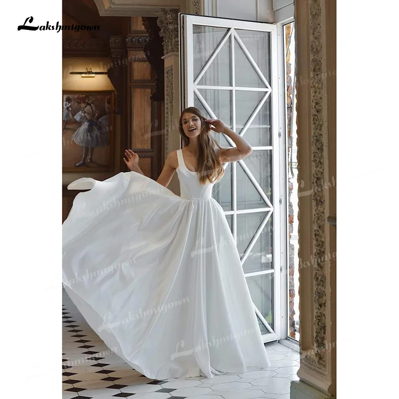 

Очаровательные мягкие атласные свадебные платья а-силуэта со шлейфом и карманами