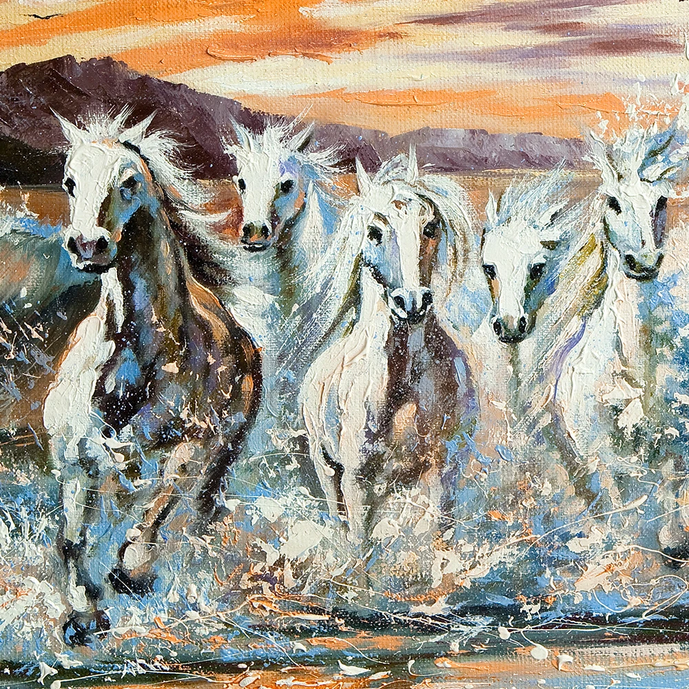 Трехмодульная горизонтальная картина на холсте. Рисунок стаи лошадей мчащихся