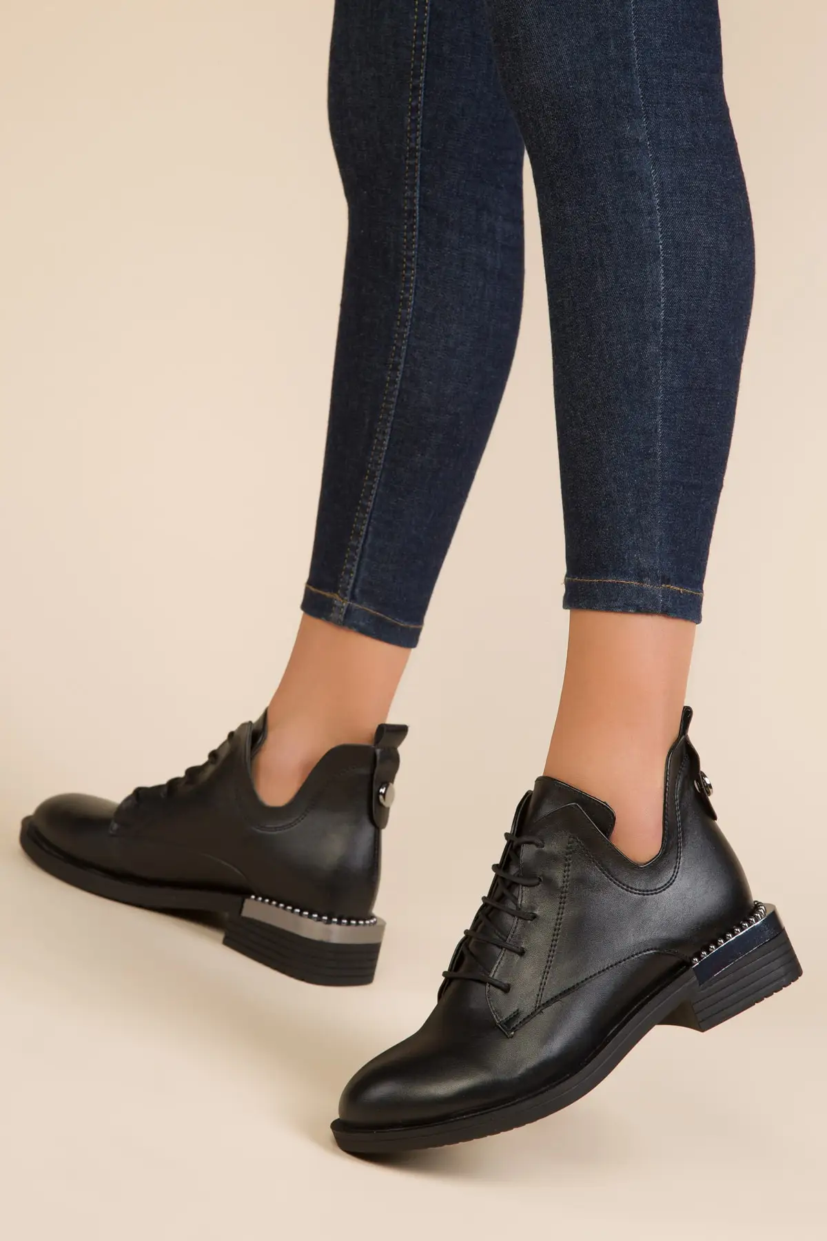 Женские кожаные ботинки SOHO на шнуровке в британском стиле черные низком каблуке