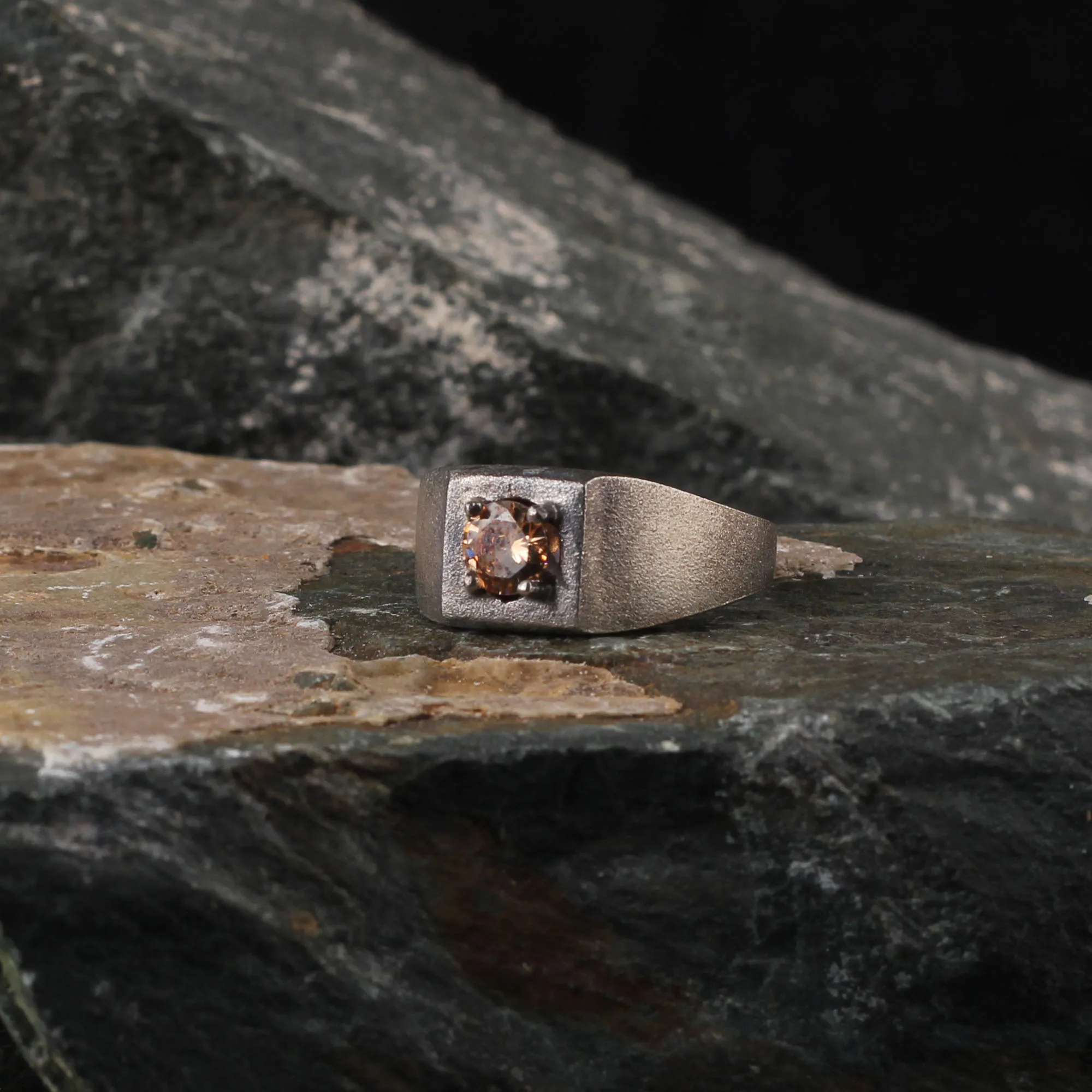 

Кольцо ручной работы из серебра с цирконом и бронзовым покрытием