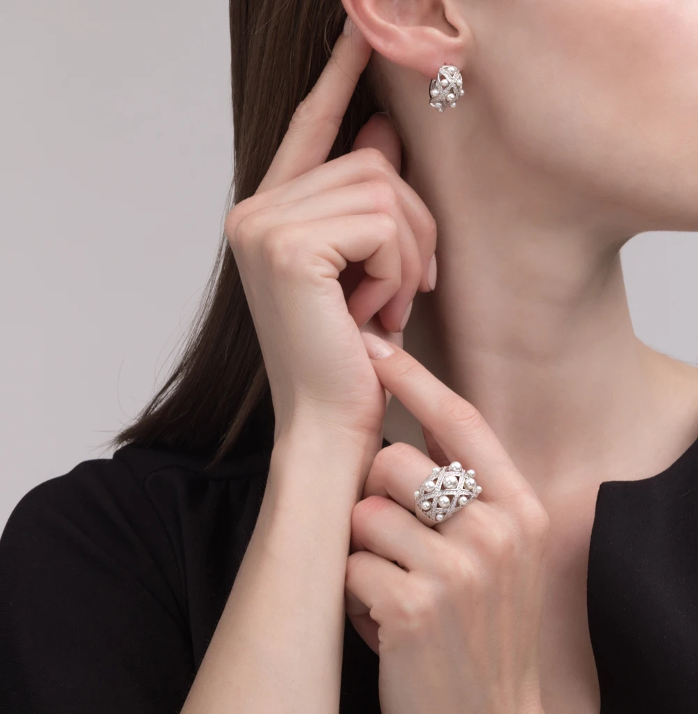 Серебряное кольцо с фианитами и жемчугами имитациями SUNLIGHT проба 925 | Украшения