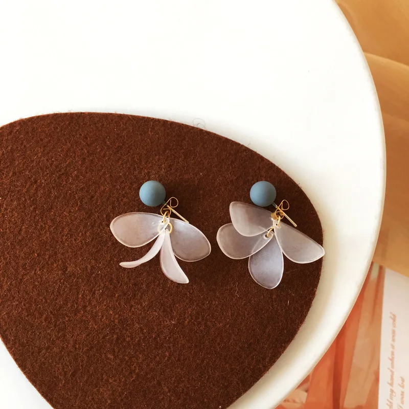 

Two earrings Sen-line sweet white petal earrings new girl earrings