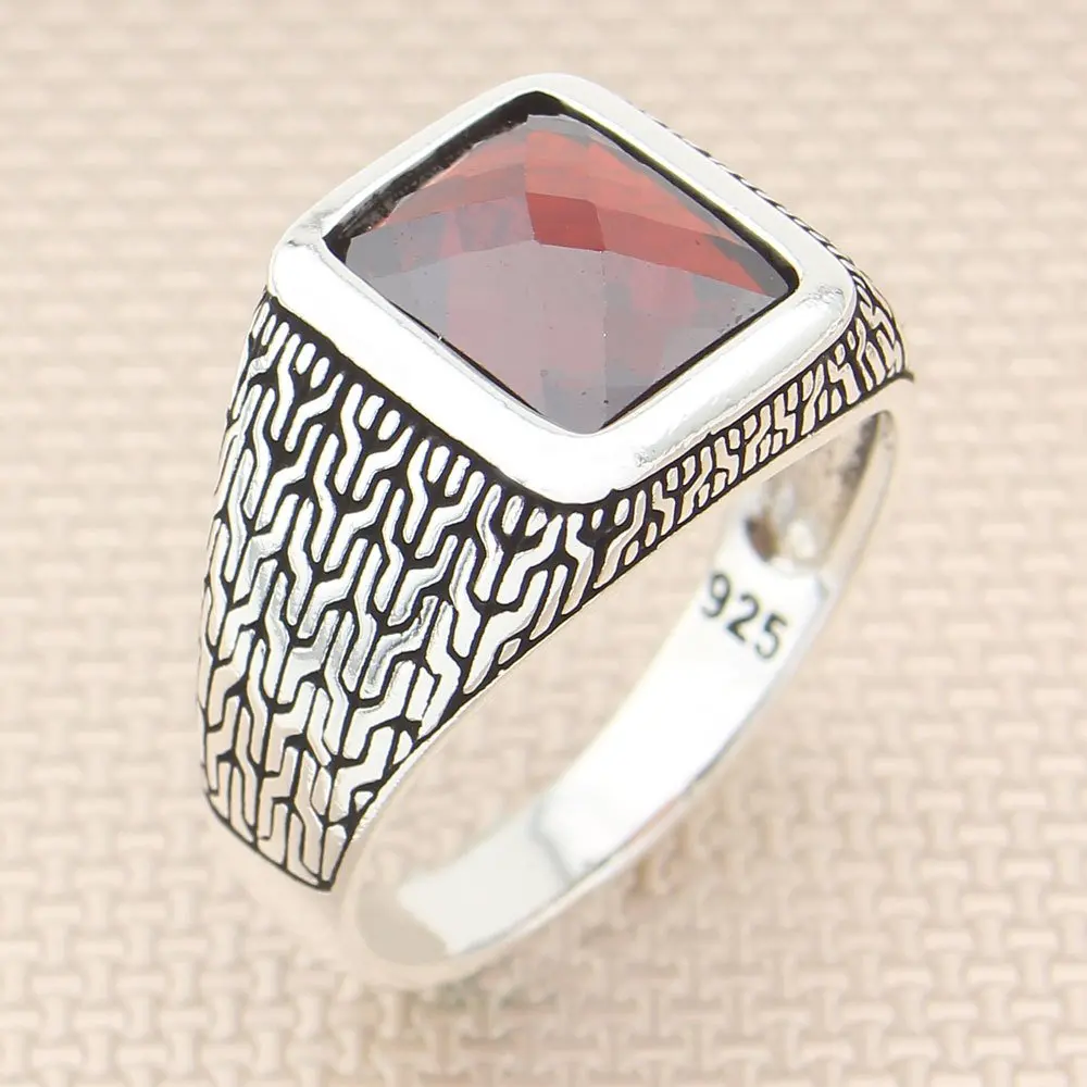 

Серебряное мужское кольцо с прямоугольные кромкозагибочный станок с украшением в виде кристаллов огранки красный драгоценный камень цирк...