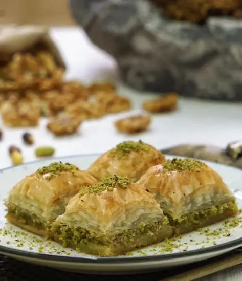 

LOTS OF INGREDIENTS WITH A WONDERFUL AROMA WITH A GREAT TASTE BAKLAVA WITH PISTACHIO 1 KG FREE SHIPPING